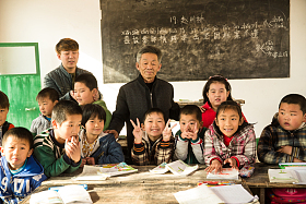 乡村男教师和小学生在教室