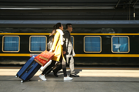 青年情侣在火车站