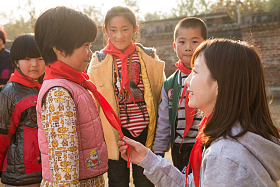 乡村教师和小学生在学校