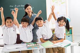 老师和小学生们在教室里照片