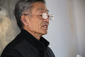 乡村小学老师在上课