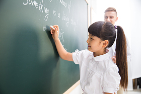 老师在指导小学生学习图片