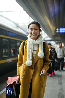 青年女人在车站月台图片