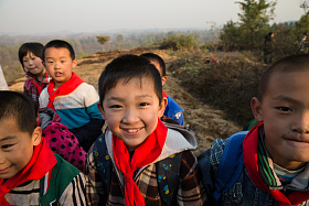 欢乐的乡村小学生图片