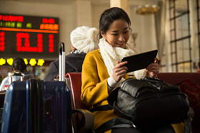 青年女人在火车站图片