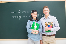 老师站在教室的黑板前图片