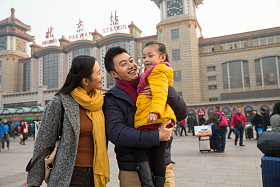 幸福家庭在站前广场图片