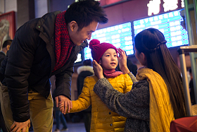 幸福家庭在候车厅