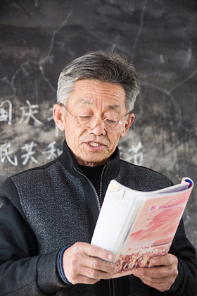 乡村小学老师在上课图片