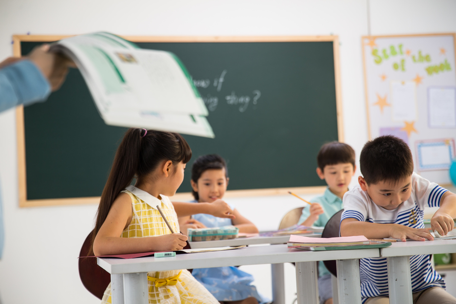老师和小学生们在教室里图片