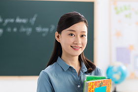 女教师在教室里照片