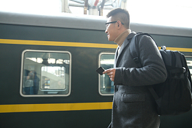 青年男人在车站月台图片