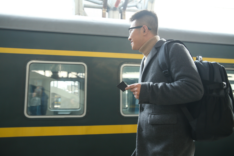 青年男人在车站月台图片