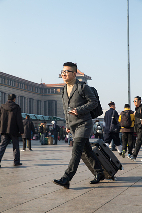 青年男人在火车站图片