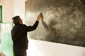 乡村小学老师在上课图片