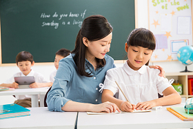 老师和小学生们在教室里图片