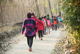 乡村女教师和学生户外活动