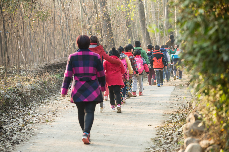 乡村女教师和学生户外活动