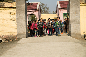 乡村小学生在放学回家图片