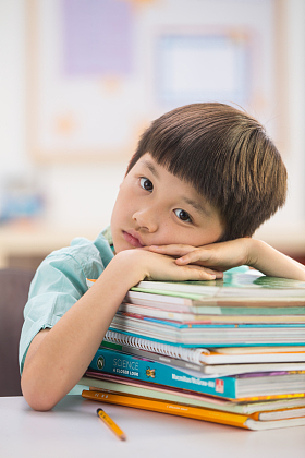 小学生在教室图片
