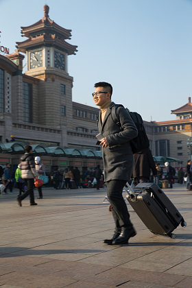 青年男人在火车站图片