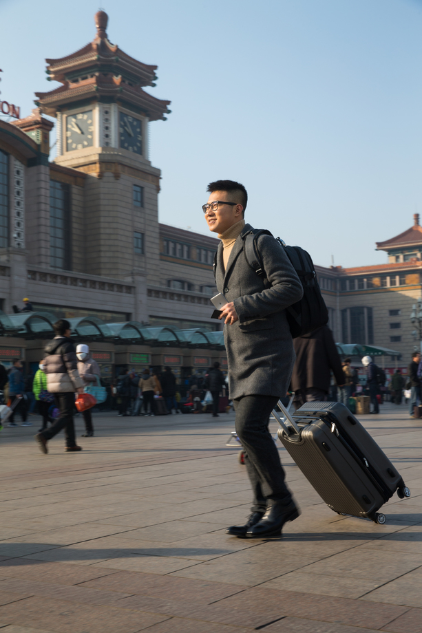 青年男人在火车站图片
