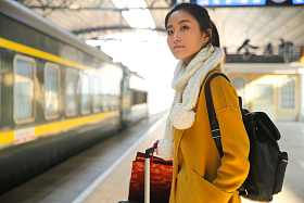 青年女人在车站月台图片