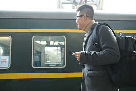 青年男人在车站月台图片