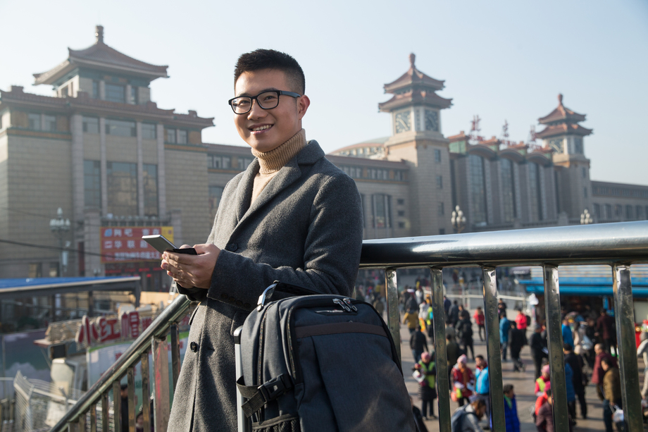 青年男人在火车站照片 青年男人在火车站照片