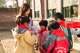 乡村教师和小学生在学校