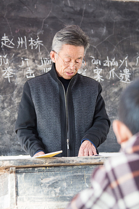 乡村小学老师在上课