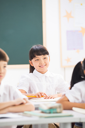 小学生在教室里学习图片