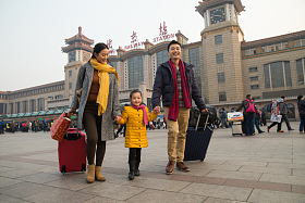 幸福家庭在站前广场图片