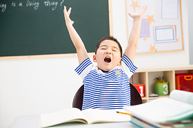 小学男生在教室