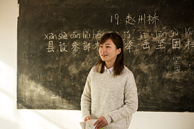 乡村女教师在教室里照片