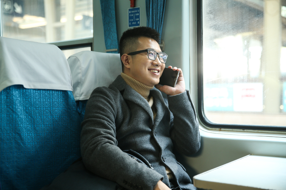 青年男人在火车上 青年男人在火车上