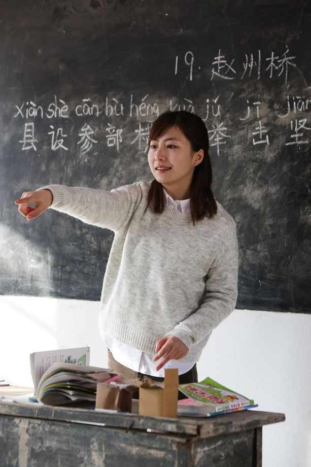 乡村女教师在教室里图片