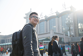 青年男人在火车站照片