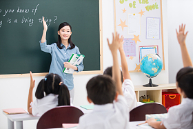 老师和小学生们在教室