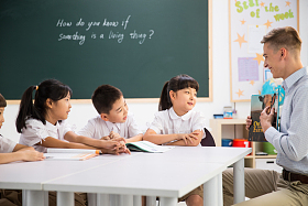 教师和小学生在教室里图片