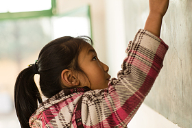 乡村小学里的小学女生图片