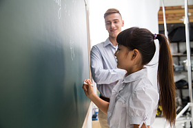 老师在指导小学生学习