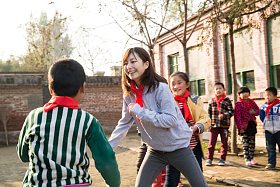 乡村教师和小学生在学校