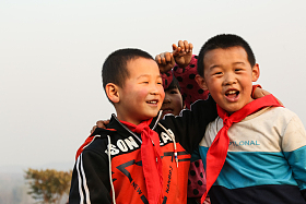 欢乐的乡村小学生图片