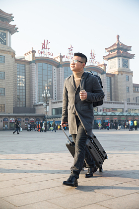 青年男人在火车站图片