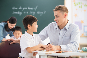 教师和小学生在教室里图片