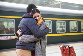 年轻情侣在火车站图片