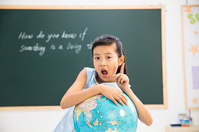 小学女生在教室里图片