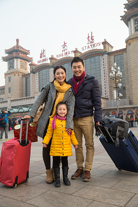 幸福家庭在站前广场图片