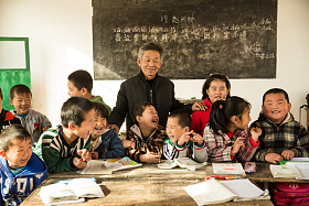 乡村男教师和小学生在教室